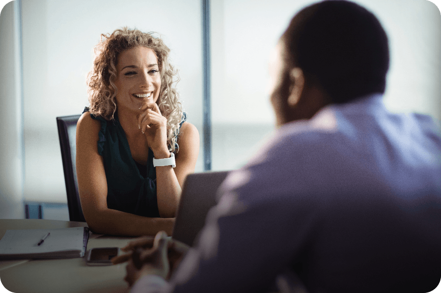 Gespräch im Büro zwischen zwei Personen